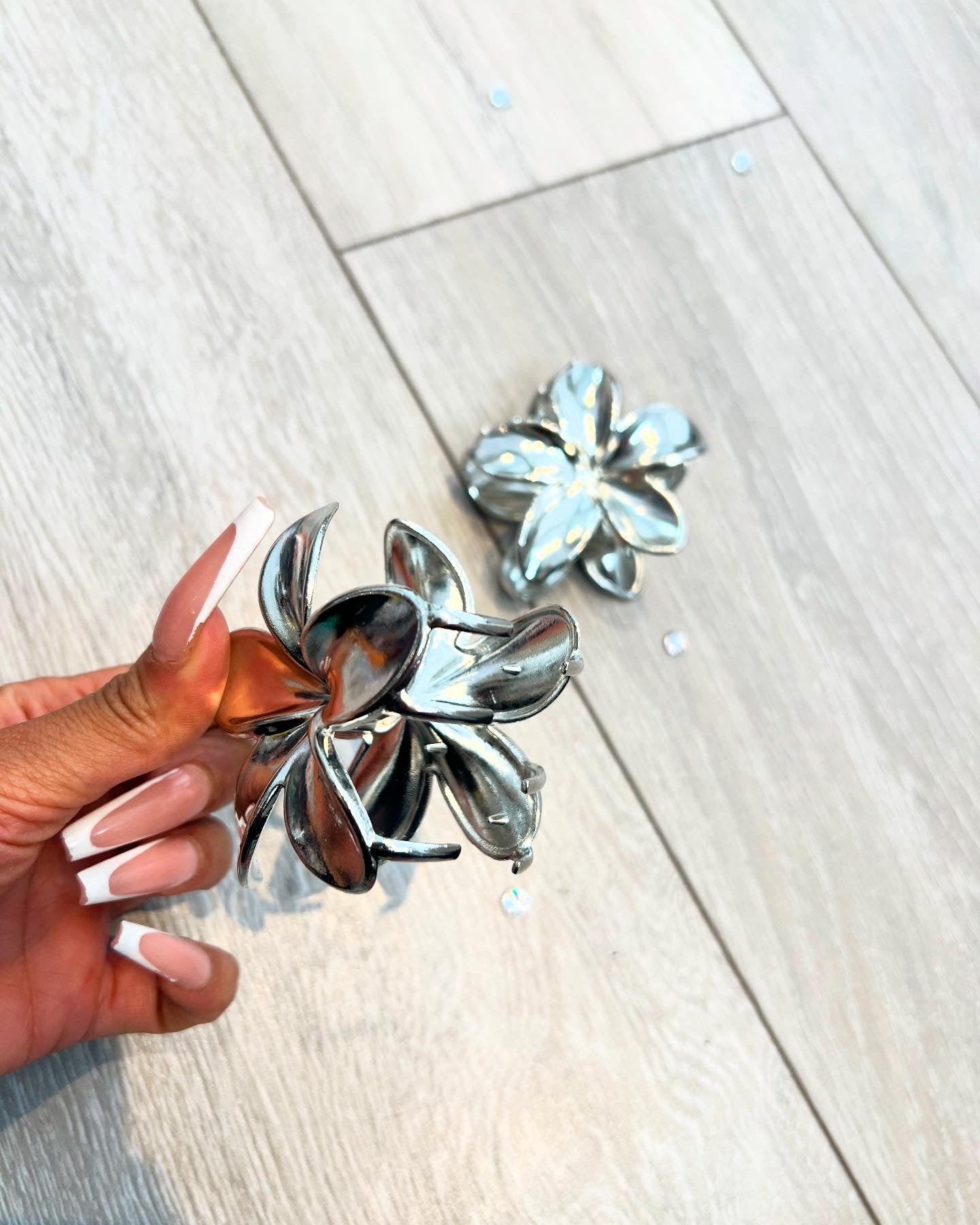 Silver single claw flower clip