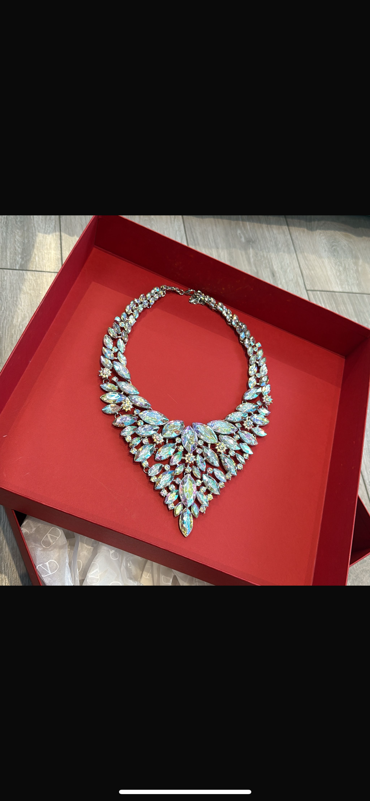 Diamond neckless statement piece