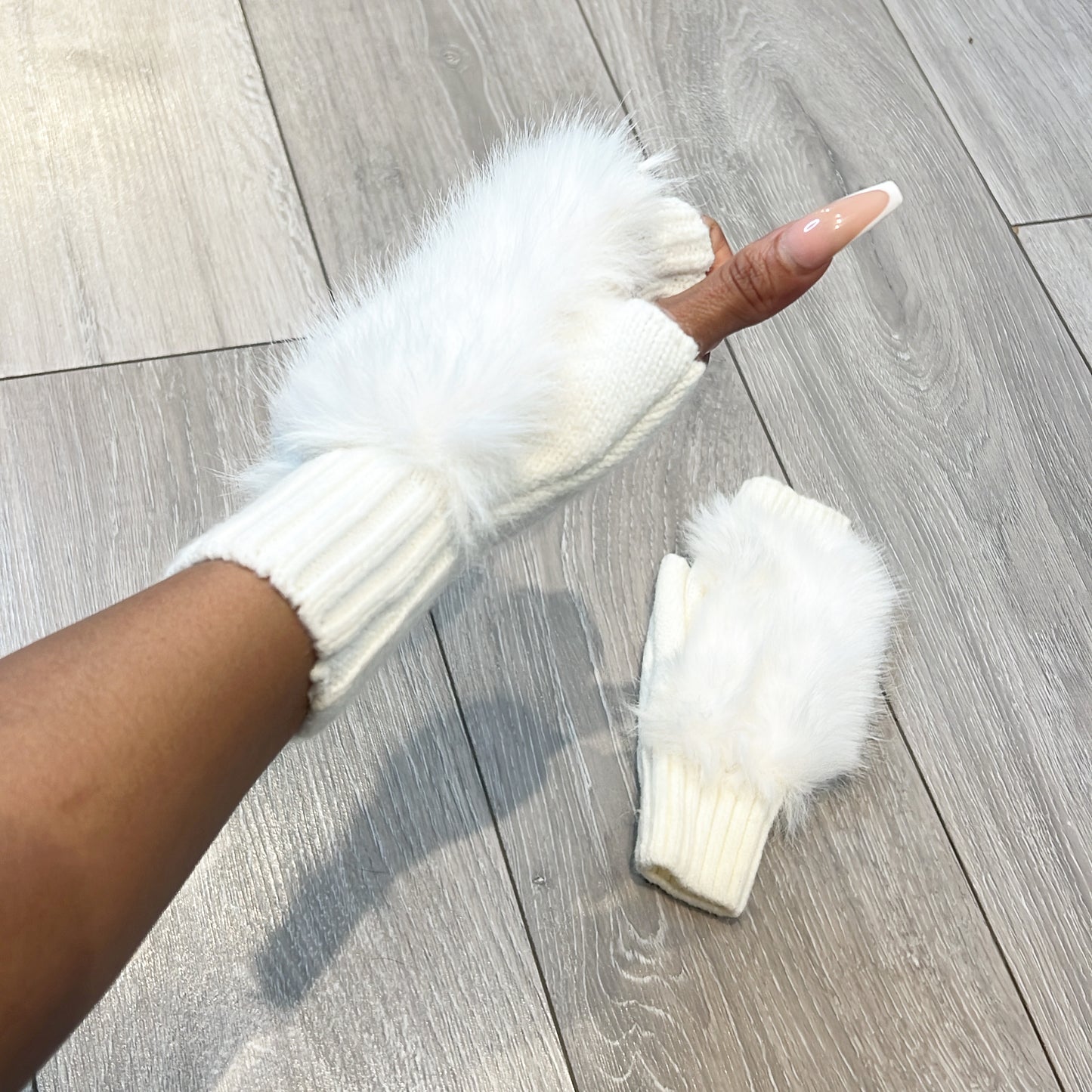Ice white fluffy gloves